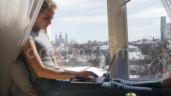 在电脑上工作的年轻女人视频的预览图