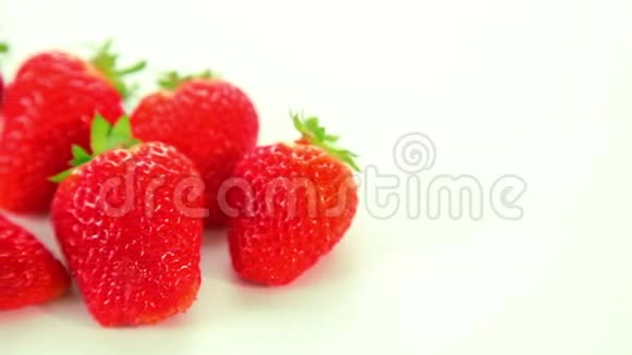 美丽的红草莓视频的预览图