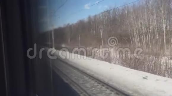 铁路旅游概念教练火车之旅从火车窗口观看美丽的铁路生活方式俄罗斯视频的预览图