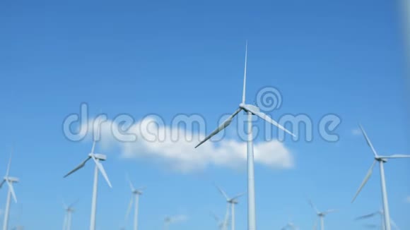风电场涡轮机陷入蓝天与天空的美丽对比生态概念3D渲染视频的预览图