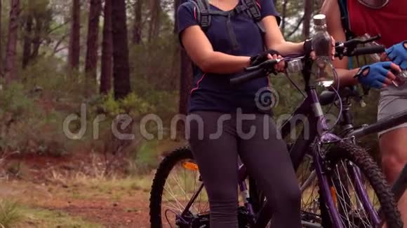 一对骑自行车穿越森林视频的预览图