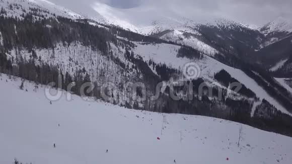 斯诺山斯洛伐克滑雪冬季亚斯纳欧罗帕空中无人驾驶飞机俯视图视频的预览图