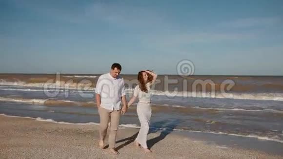 在海边的年轻夫妇视频的预览图