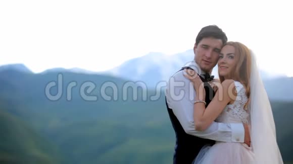 结婚新郎新娘相爱温柔相待格鲁吉亚视频的预览图