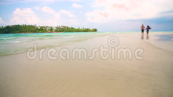 在阳光明媚的夏日跨种族的幸福夫妇在热带海滩享受蜜月视频的预览图