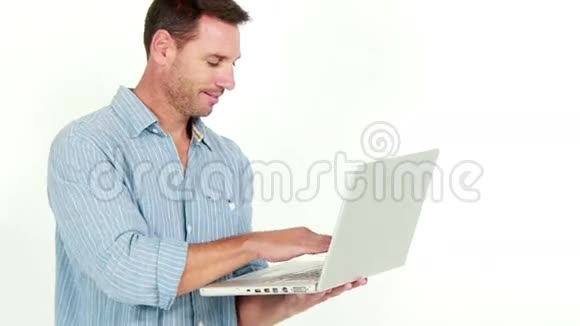 他用他的笔记本电脑视频的预览图