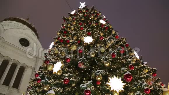 俄罗斯莫斯科的圣诞新年装饰在基督救世主大教堂附近视频的预览图