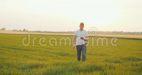 年轻的农民使用数字平板电脑视频的预览图