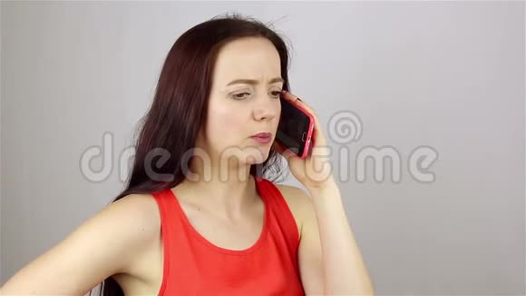 年轻的美女在打电话视频的预览图