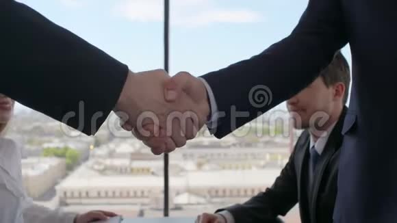 商业人士握手视频的预览图