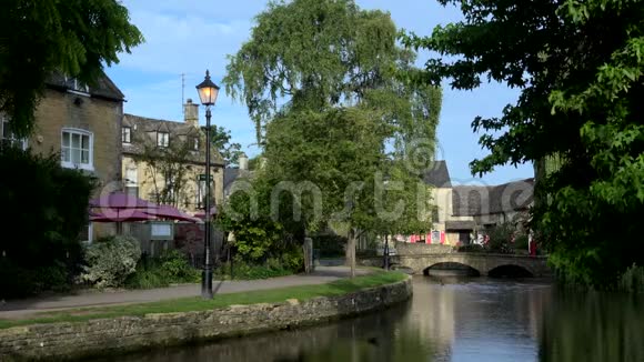 科茨沃尔德桥和4K河英格兰村视频的预览图