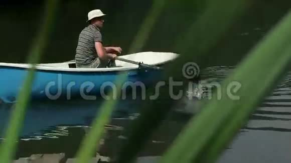 坐船钓鱼的年轻人视频的预览图