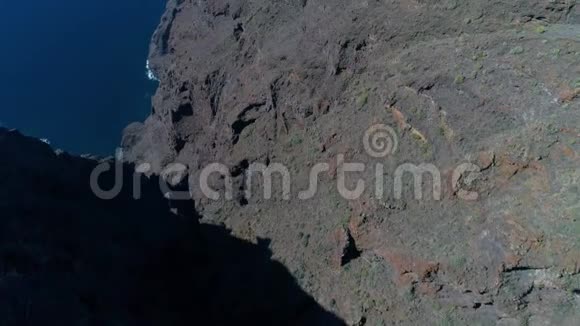 无人机飞越高山视频的预览图
