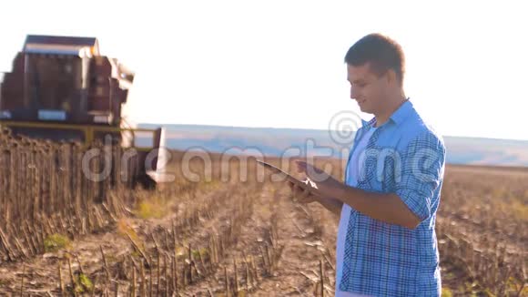 农民工作聪明的农业人阅读或分析收获的生活方式向日葵一篇关于农业的平板电脑报告视频的预览图