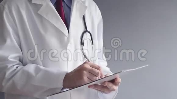 男医生正在站立时写RX处方视频的预览图