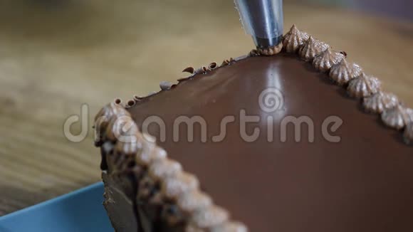 蛋糕装饰与巧克力奶油视频的预览图