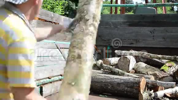 人装原木木拖车视频的预览图
