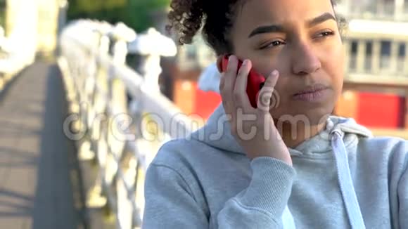 非裔美国少女使用手机的年轻女子视频的预览图