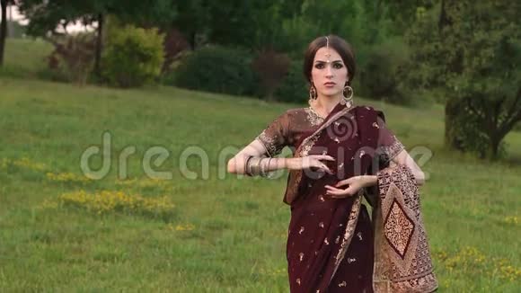 公园里一个穿着印度服装的女孩莎莉的肖像视频的预览图