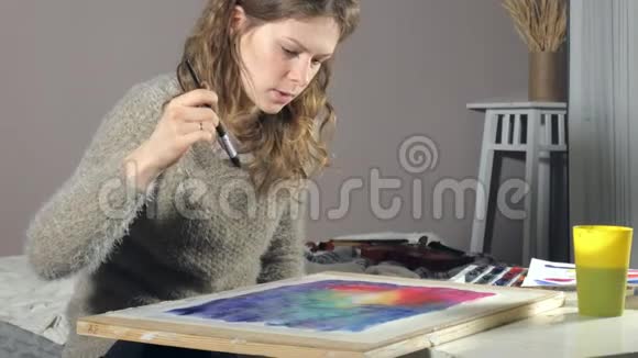 成年妇女在艺术学校用彩色水彩颜料作画视频的预览图