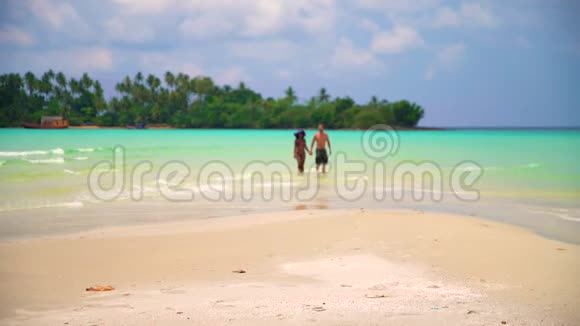 暑假旅行和生活方式概念热带海滩上的快乐情侣视频的预览图