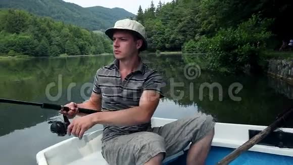 一个年轻人在船上钓鱼视频的预览图
