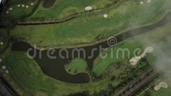泰国绿色高尔夫球场的鸟瞰图视频的预览图
