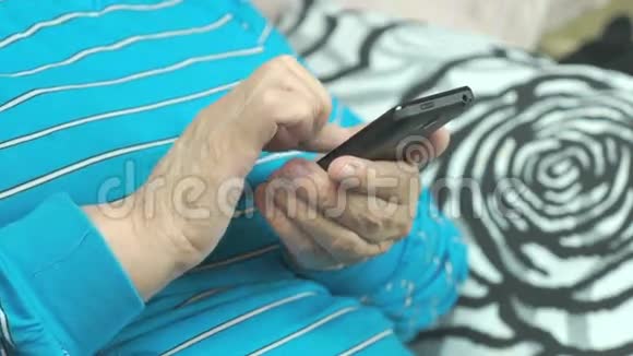 在家使用智能手机的老妇人视频的预览图