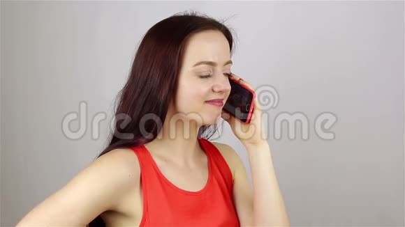 年轻的美女在打电话视频的预览图