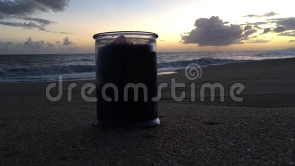 在夏威夷考艾岛的基卡哈海滩日落时丁香和紫罗兰蜡烛燃烧着两团火焰视频的预览图