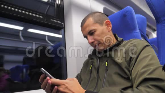 旅行者未知的中年男子智能手机在地铁上给社交媒体信使写短信铁路地铁视频的预览图
