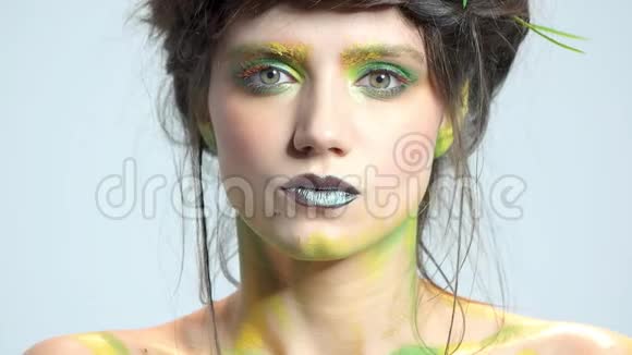 年轻的白种人女人化妆艺术视频的预览图