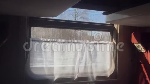 概念教练生活方式火车旅行从俄罗斯冬季一列火车火车的窗口可以看到美丽的景色视频的预览图