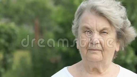 户外严肃成熟的老妇人画像视频的预览图
