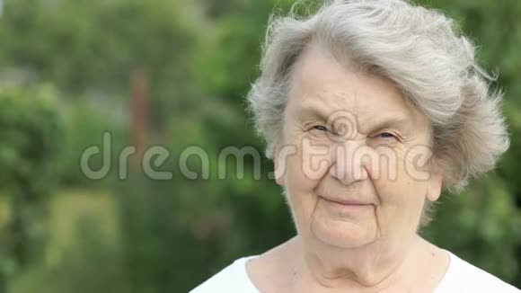 户外微笑的成熟老年妇女肖像视频的预览图