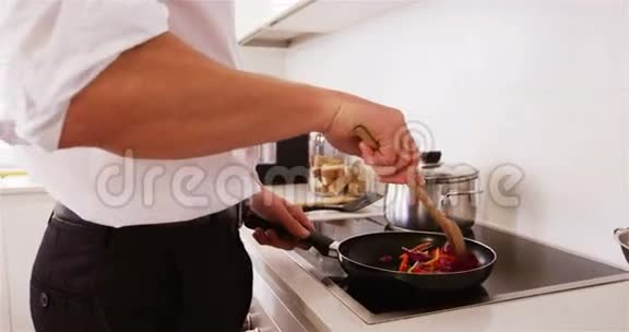 在厨房准备食物的人视频的预览图