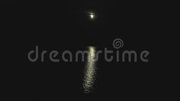 月亮在水上月亮在水上月亮在海上月亮在夜空夜空在一个水面上视频的预览图