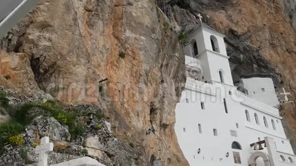 黑山的奥斯特罗修道院岩石中独特的修道院视频的预览图