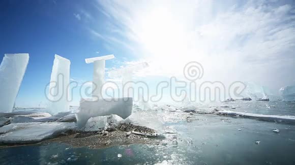 沿着冰块的全景运动视频的预览图