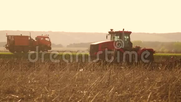 拖拉机农民俄罗斯农业土壤土地整备土地与种子培育作为播种前的一部分视频的预览图