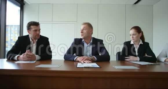 商务人士参加公司会议视频的预览图