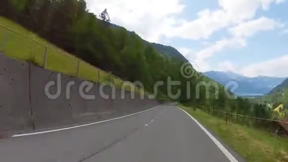 在瑞士乡村的公路上开车视频的预览图