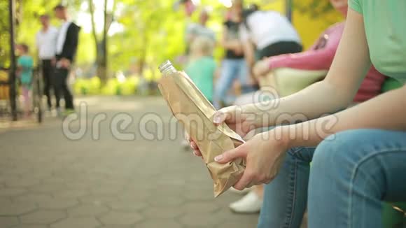 女孩在街上从纸袋里喝酒反社会行为视频的预览图