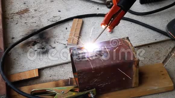 电焊金属视频的预览图