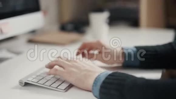 男人用手在键盘电脑上打字视频的预览图