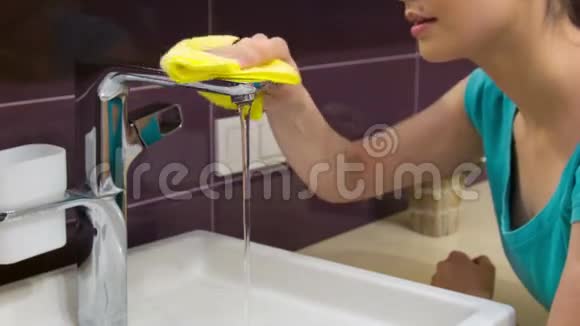年轻女人打扫浴室视频的预览图