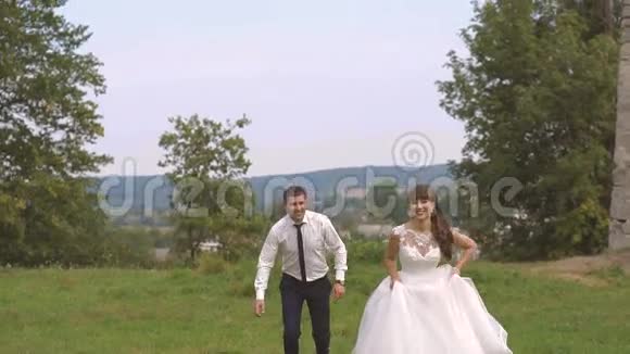 婚礼新娘和散步新郎视频的预览图