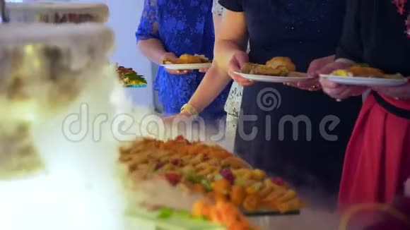豪华餐厅室内餐饮自助餐视频的预览图