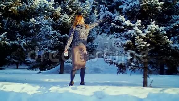 在户外享受冬日的女人视频的预览图