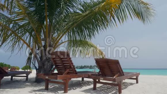 美丽的白色沙滩在马尔代夫视频的预览图